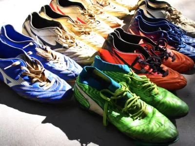 サッカースパイクの臭い問題、効果的な洗い方と保管方法教えます