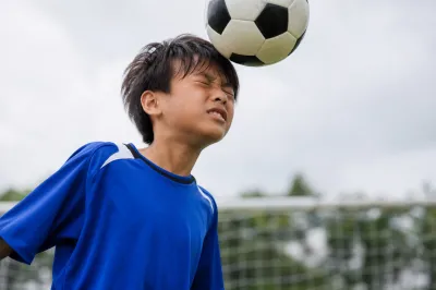 サッカーのヘディングが怖いのはなぜ？