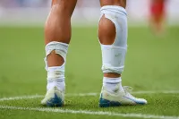 サッカーのソックスを切る理由って何？