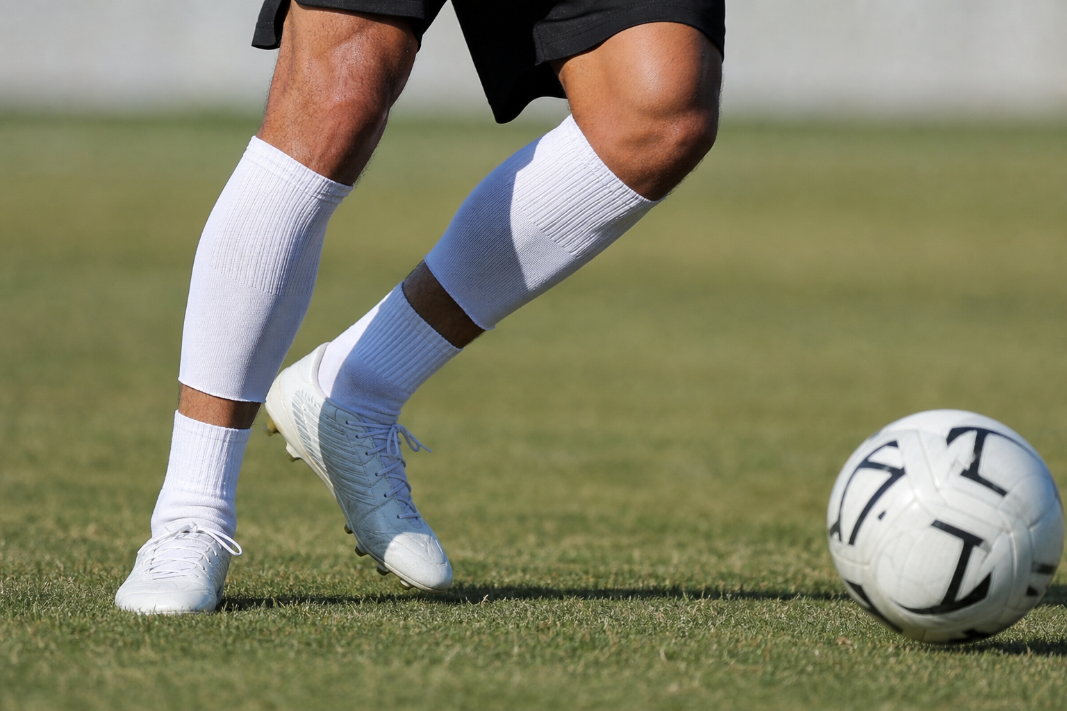 サッカーで靴下を切る理由は?