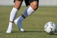 サッカーで靴下を切る理由は？