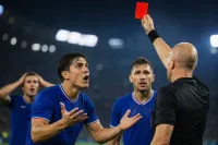 サッカーでレッドカードになる条件は？