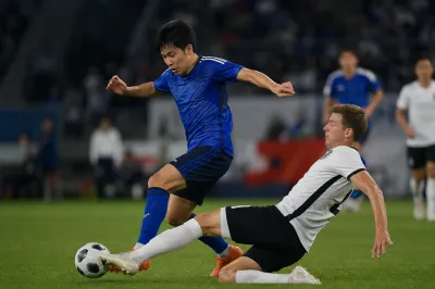 サッカーのチャージとタックルの違いとは？
