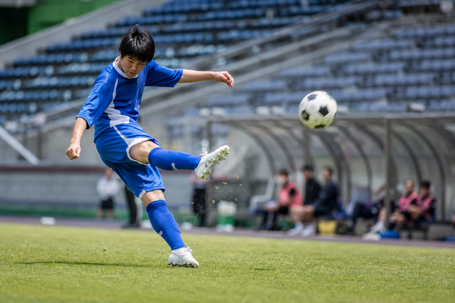 サッカーのロングキックのフォームとは？