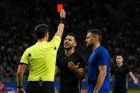 サッカー レッド カード 何 枚 まで？