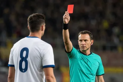 サッカーは何人退場すると中止になる？
