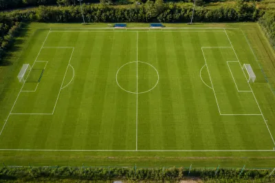 サッカー コート 一周 何 メートルなの？