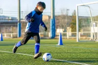 サッカーの練習着で冬の小学生が着る服は？