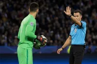 サッカー 8 秒 ルール 審判の判定は？