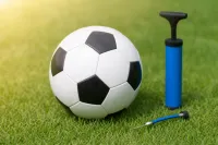 サッカーボールの空気入れすぎは危険？