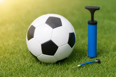 サッカーボールの空気入れすぎは危険？