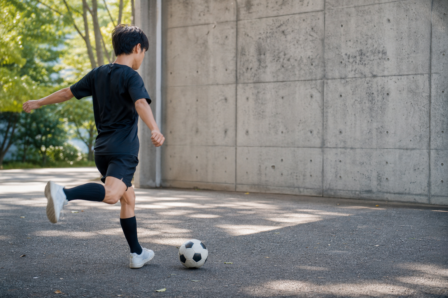 シュート練習はゴールや広いグラウンドがなくても工夫次第でどこでもできる!