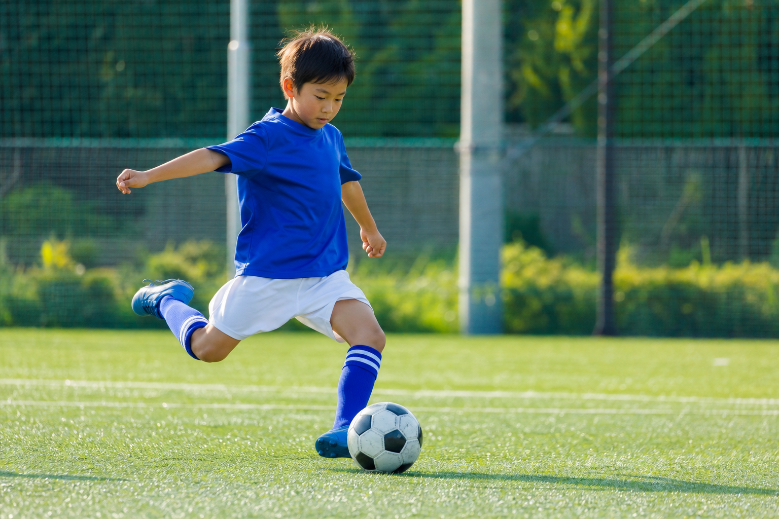 サッカーの逆足練習は「できるだけ早く」が正解！